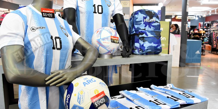 A falta de camisetas originales, las réplicas se cotizan alto en Posadas