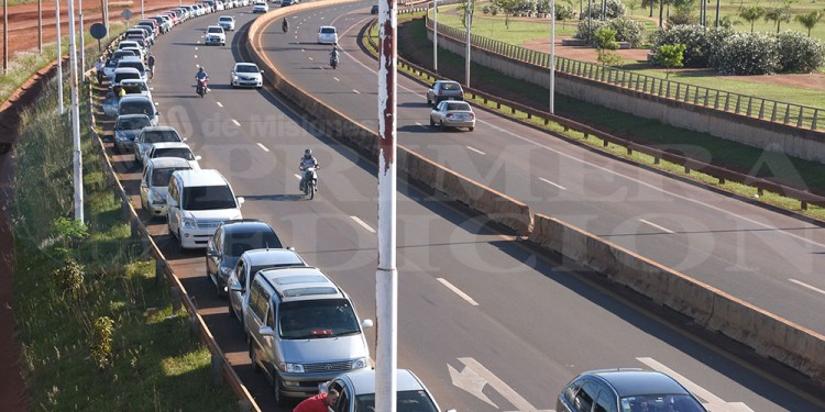 FILAS INTERMINABLES. En la calurosa jornada posadeña, las filas fueron kilométricas del lado argentino.