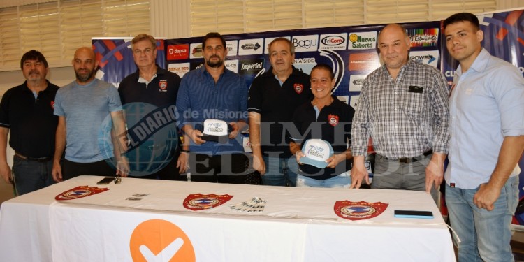 PRESENTACIÓN. Héctor “Chupe” Horrisberger (centro) junto a sus amigos de CAPRI en el momento del lanzamiento del Seven a side.
