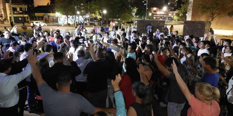 “MALDICIÓN”. Con canto, oración y danza en el cuarto tramo de la Costanera, las Iglesias Evangélicas trajeron bendiciones revocaron la “maldición”.