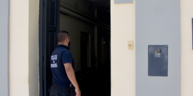 CALLE SAN MARTÍN. Ingreso al Tribunal Penal 2 y respectiva sala de audiencias.