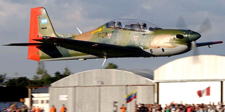 ACCIÓN PLENA. El “Embraer Tucano” realizará maniobras acrobáticas como parte de las actividades previstas.