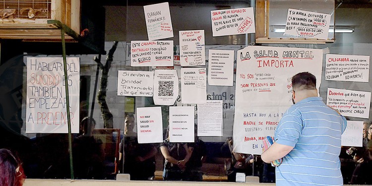 RECLAMO. Organizado por los estudiantes de Letras, en el reclamo participaron alumnos, exalumnos y docentes.