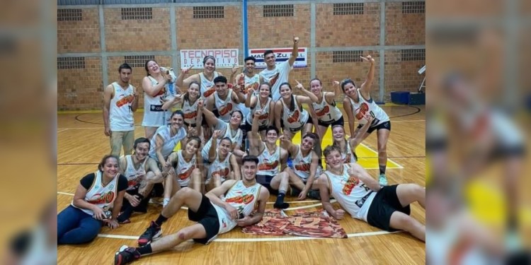 ALTO FESTEJO. Los planteles de UCDE se quedaron con toda la gloria.  Gentileza C. Reble