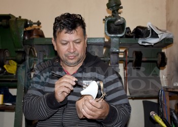 Tras los últimos aumentos en calzados, se disparó la demanda de arreglos en zapateros