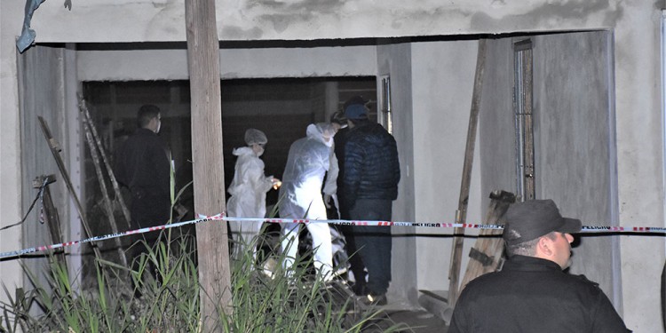 PRIMERAS PERICIAS. Expertos de la Dirección Policía Científica trabajaron en la vivienda de calle Quebracho (150-A).