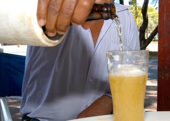 Califican al alcohol como enemigo sutil y a los 12 años ya comienzan a consumir