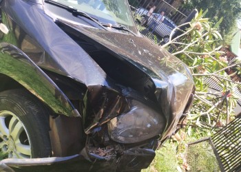 Intentó empujar su auto en bajada y lo incrustó contra un portón