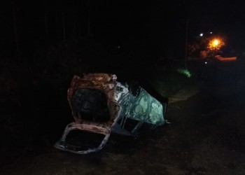 Contrabandista evadió un control policial, volcó y terminó con el auto incendiado