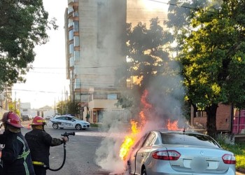 Quiso arrancar su auto pero se prendió fuego
