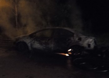 Choque entre dos autos dejó dos heridos y un vehículo incendiado