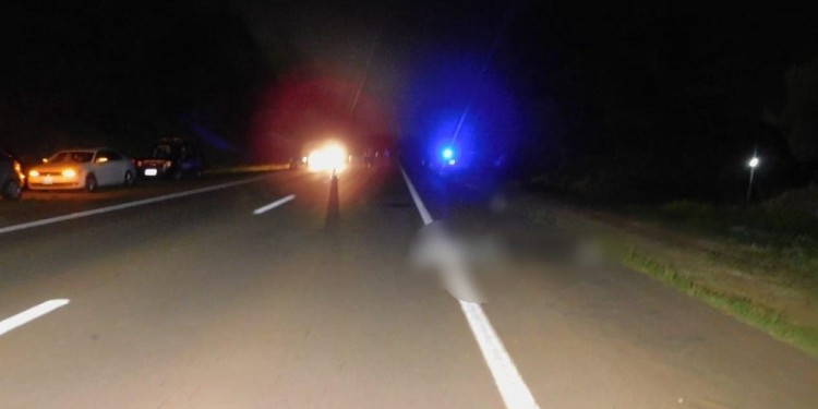 ESCENA. El cuerpo del joven fue hallado a la vera de la ruta 14 con una herida en la frente.