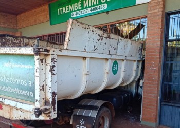 Camión municipal “entró” a la delegación de Itaembé Miní y lesionó a un trabajador