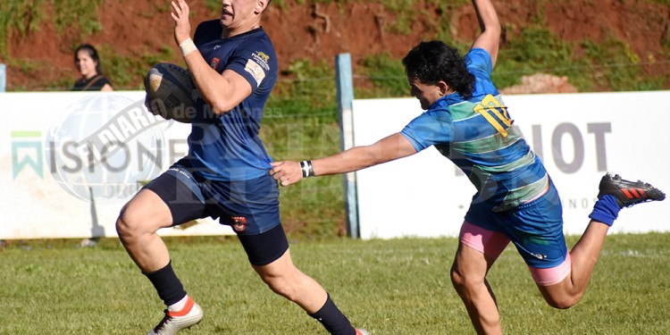 SE ESCAPA. “Pepe” Vargas deja atrás la marca y se va al try, en un pasaje del partido entre CAPRI A y Cataratas.