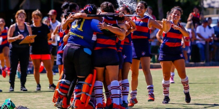 Las chicas de Centro las últimas campeonas en Primera, quieren repetir el título. (Foto V. Paniagua).