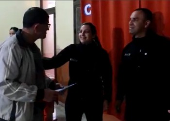 Al final entregaron los certificados a policías por su “predisposición al entrenamiento físico”