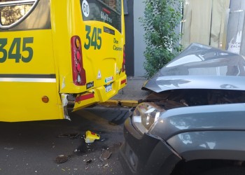 Encontronazo entre un colectivo y un auto dejó sólo daños materiales