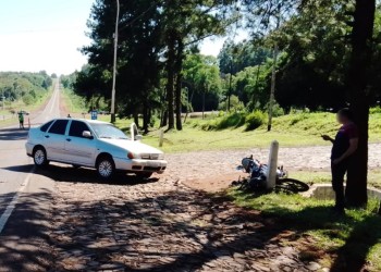 Colisión entre un auto y una moto deja un joven lesionado en Santo Pipó