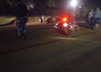 Choque de motos en Oberá: uno de los conductores abandonó a su acompañante y se dio a la fuga