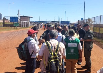 Asociaciones de pescadores y afectados por la EBY cortan el puente Posadas-Encarnación
