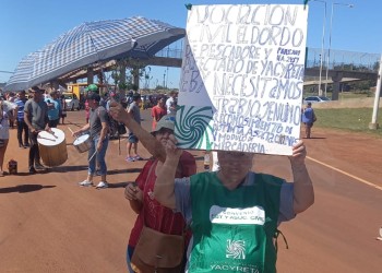 Asociaciones de pescadores y afectados por la EBY cortan el puente Posadas-Encarnación