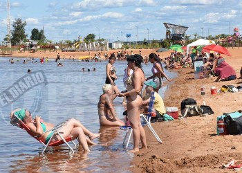 Las playas de Posadas fueron las elegidas para aplacar el intenso calor de la jornada