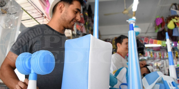 ¡VAMOS ARGENTINA! Los comercios posadeños ya están preparados para alentar con todo a la Selección.