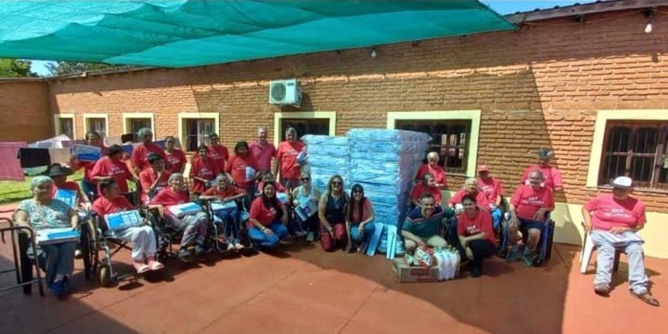 SOLIDARIDAD. Abuelos del hogar municipal salieron a recibir sus donaciones.