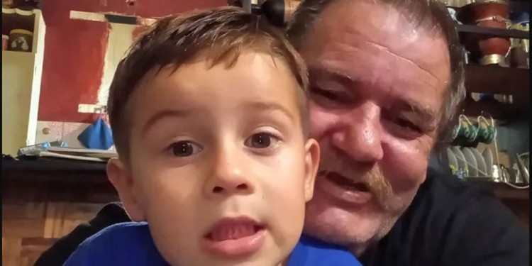 “LUCITO” Y RAMÓN. Nieto y abuelo Dupuy en una de las imágenes que se transformó en lucha por los derechos de la niñez.