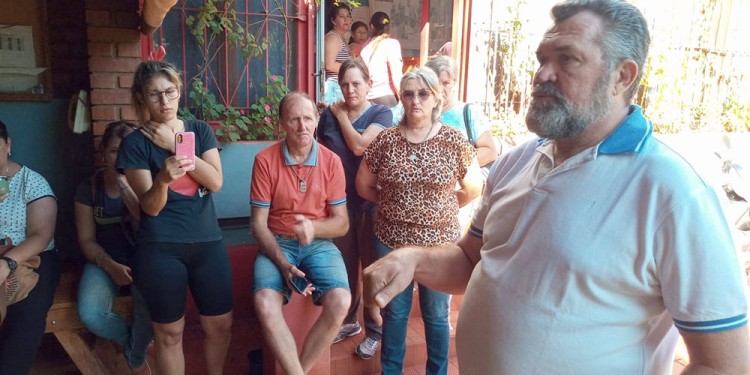 TENSIÓN. Un grupo de usuarios de la CEEL se autoconvocó ayer frente a la sede de la cooperativa para exigir respuestas. (Foto: Gentileza Canal 9 Norte Misionero)
