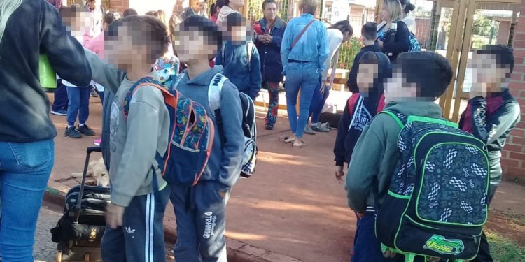 PUERTAS CERRADAS. Los alumnos no pudieron entrar a clases. Hay incertidumbre sobre lo que pueda suceder el lunes.