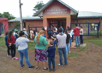 Padres amenazan con una posible toma de la Escuela 851 de Andresito