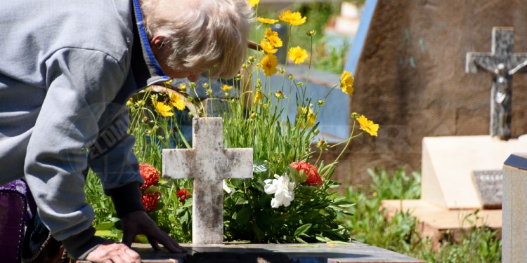 MOMENTO ESPECIAL. La oración y meditación se repitió en todos los sectores del cementerio La Piedad.
