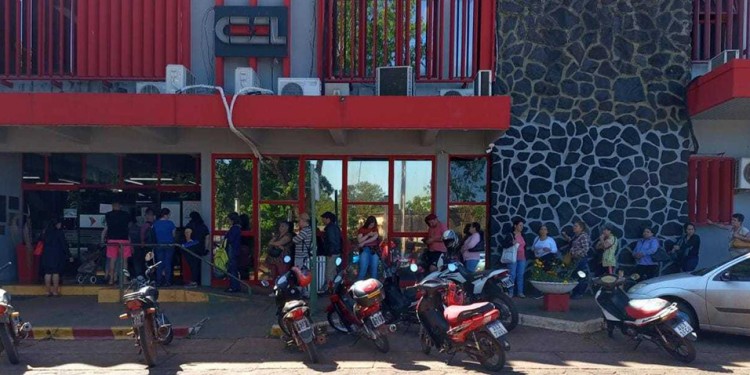 Los vecinos ahora tampoco reciben las boletas a domicilio y deben hacer largas colas para retirarlas o solicitarlas a través de email.