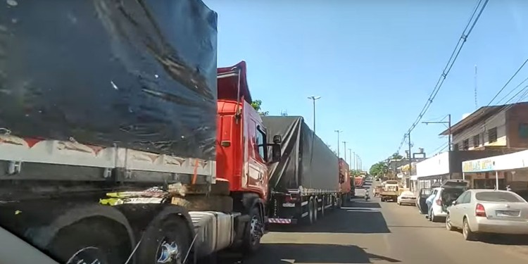 MALESTAR. Las filas de camiones de carga generan molestias en los ciudadanos de Encarnación.