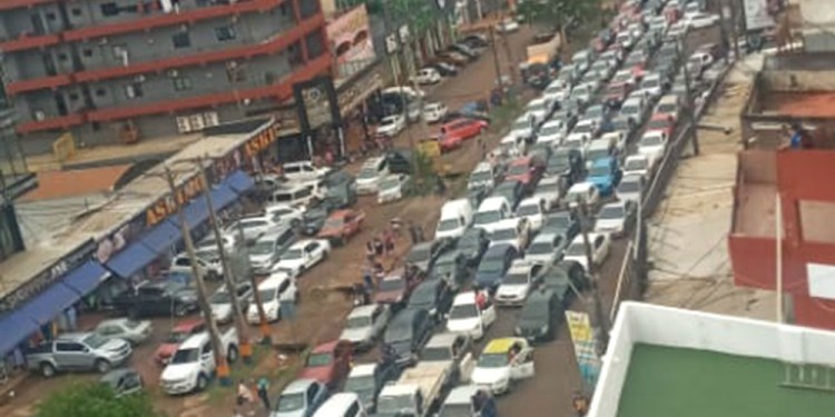 DESCONTROL. El lunes hubo un embotellamiento en el acceso al puente.