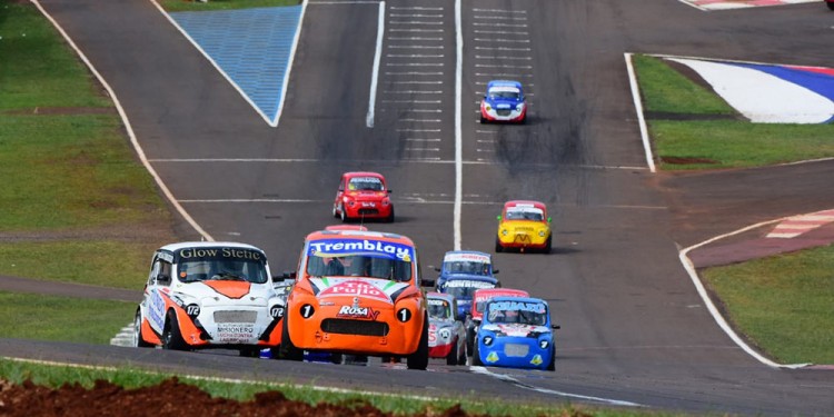 AL FRENTE. Diego Bonda (1) es el actual campeón y este domingo buscará retener la corona en la Copa Fiat 1.4.