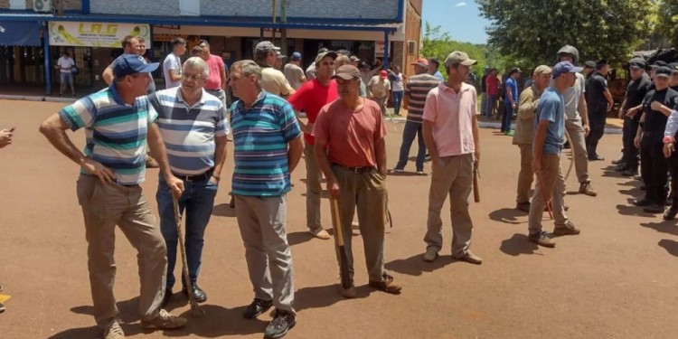 CON APOYO DE MUNICIPALES. Las personas autoconvocadas fueron armadas con garrotes para sacar a los manifestantes.