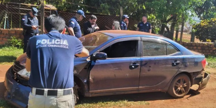 El vehículo recibió 23 impactos de bala de los efectivos policiales. (Fotos ABC Color).