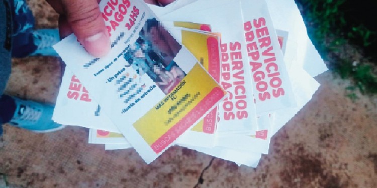 AMEDRENTAMIENTO. Los panfletos fueron arrojados y pegados en varios puntos de la capital provincial hace pocos días.