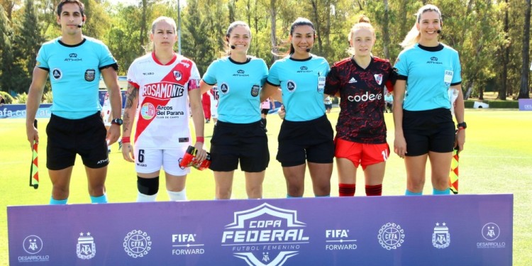 POSTAL. Fabiana Gall capitana de Guaraní junto a las encargadas de impartir justicia y Justina Morcillo, la capitana de River.