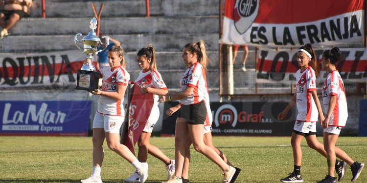 TROFEO. Parte del plantel de Guaraní con la copa que consiguieron al derrotar a Villa Alvear, en la final regional.