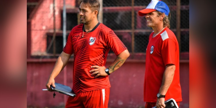 ENTRENA. Marczuk (derecha) y Avaca observan lo movimientos de los jugadores.(Foto Prensa Guaraní).