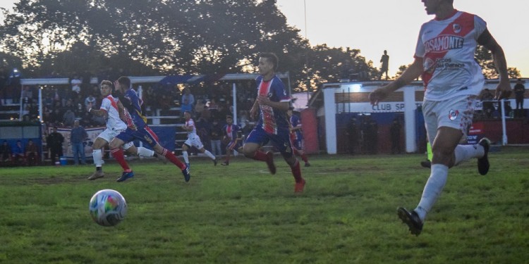 SIEMPRE PROTAGONISTA. Barinaga volvió a ser uno de los puntos altos de La Franja. Marcó el primer tanto (Foto: gentileza D.Prieto-Prensa Guaraní)