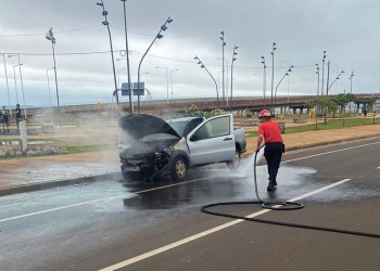 Susto en Posadas por el incendio de un auto frente a la Cascada Artificial