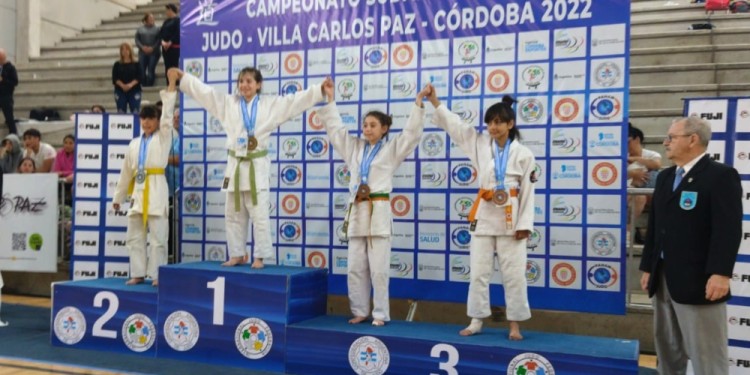 EN LO MÁS ALTO. María Paredes, con la de oro, en el podio cordobés.