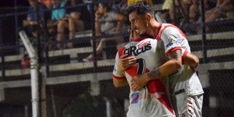 ABRAZO DE GOL. Brian Domínguez saluda a Juan Lazaneo, autor de las dos conquistas franjeadas en Curuzú Cuatía. (Foto Prensa GAF).