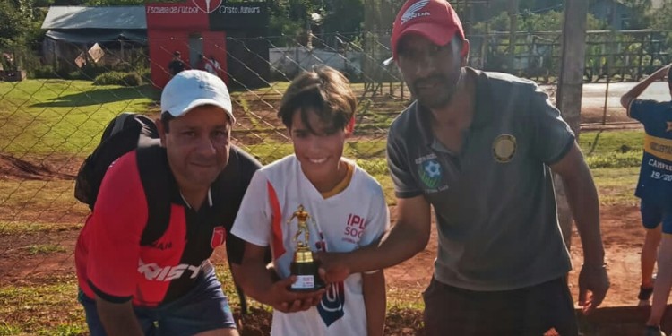 FIGURA. Elvis Bentos, de la categoría 2010/11 de Cristo, fue elegido como el mejor de la fecha.