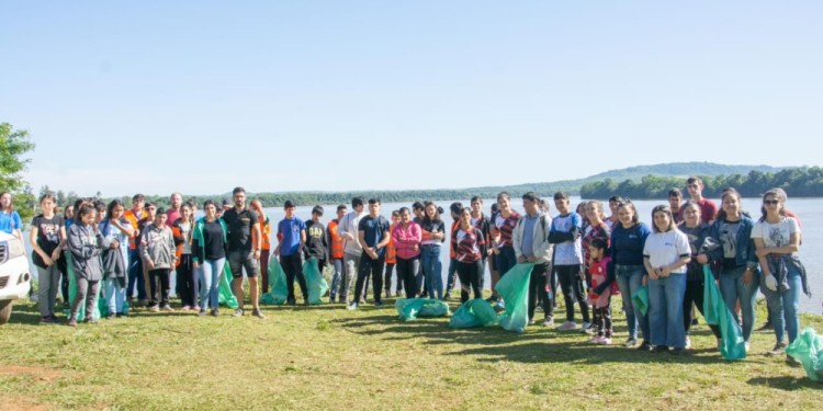 TRABAJO CONJUNTO. Alumnos de distintas instituciones de San Javier colaboraron con las tareas de limpieza y desmalezamiento.