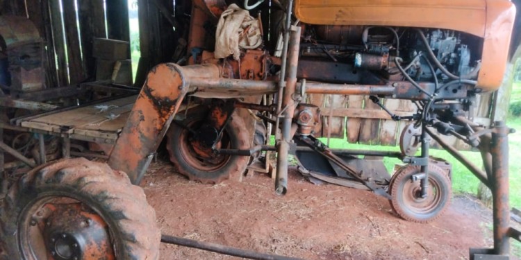 ADAPTACIÓN. Los viejos tractores son “transformados” en los talleres para poder seguir haciendo el trabajo de cosecha.